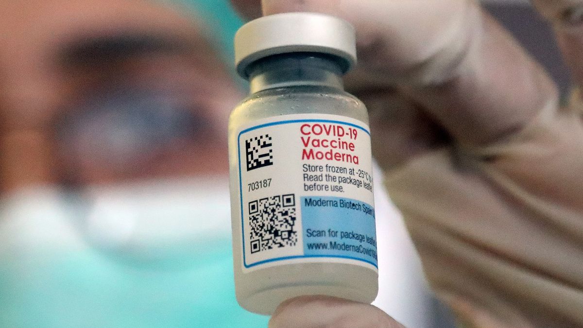 Covidové vakcíny projdou stejným vývojem jako iPhony, tvrdí ředitel Moderny